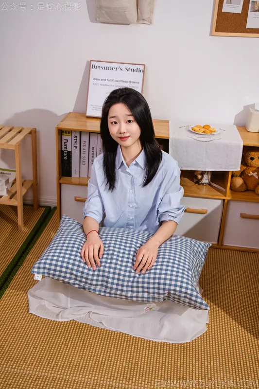足愉心 No.023 奶芙（搭配:蓝色衬衫、白色长裙、帆布鞋、白色棉袜、裸足） - 足愉心